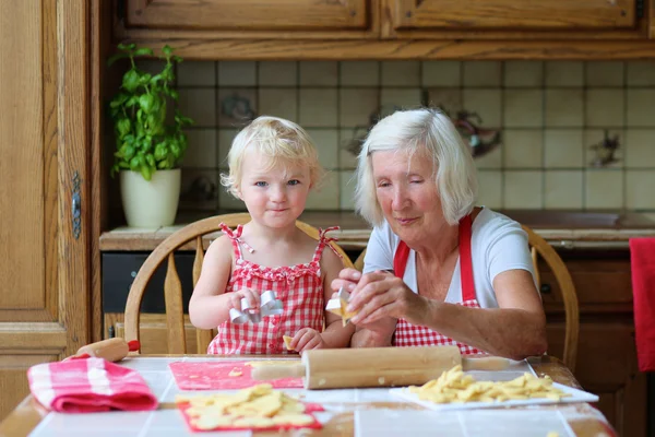 Grandmother making cookies with granddaughter — Stock Photo, Image