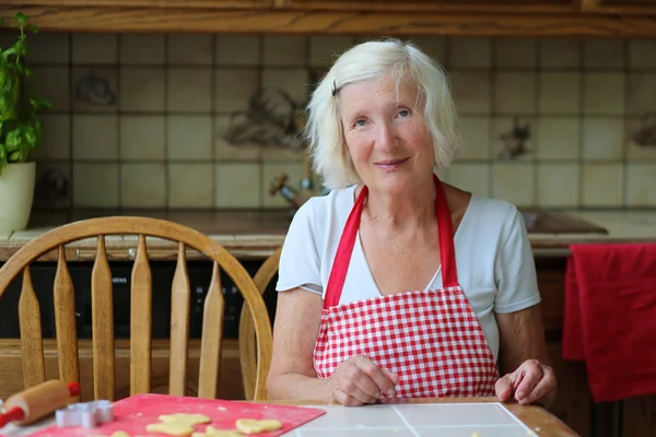 Szczęśliwa babcia do pieczenia ciasteczek dla jej wnuki — Zdjęcie stockowe