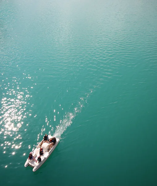 人々 はボートで海に浮かぶ. ロイヤリティフリーのストック画像