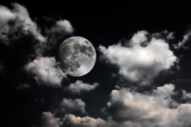 bulutlu gökyüzü ve ay