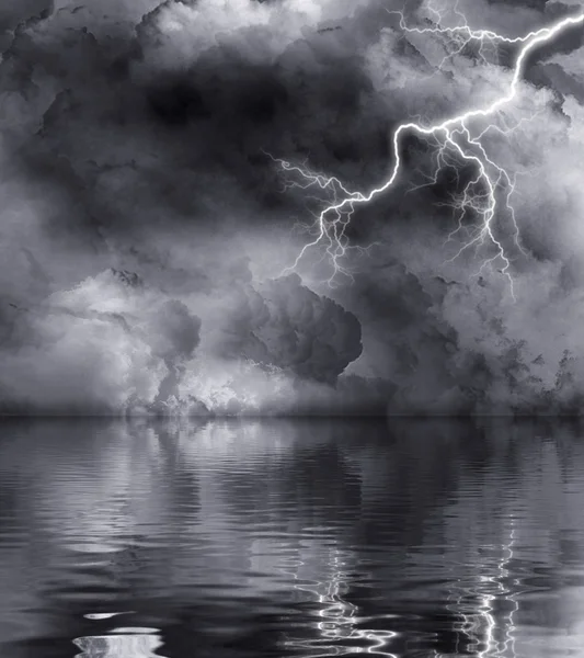 Denizin üzerinde gök gürültülü fırtına