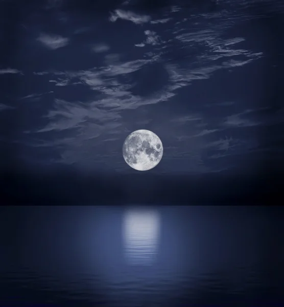 海の上月光します。 ストックフォト
