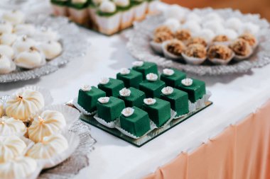 Ekşi kremayla kaplı kibrit ve ahududu dolgulu sünger kek. Kare kek ve taze böğürtlen.