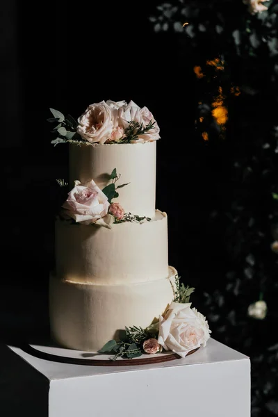 Tort Weselny Tort Trzy Poziomy Beżowym Stole Ozdobione Różami Ciemne — Zdjęcie stockowe