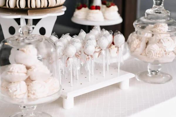 Çubuklu şekerleme. Şekerleme tezgahında bir sürü pasta var.