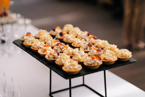 Tartlets Snacks Wedding Table Meat Waffle Baskets Cheese Meat Grapes — Foto de Stock