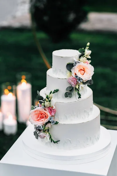 Wedding Cake Appetizing White Cake Four Tiers Beige Table Decorated —  Fotos de Stock