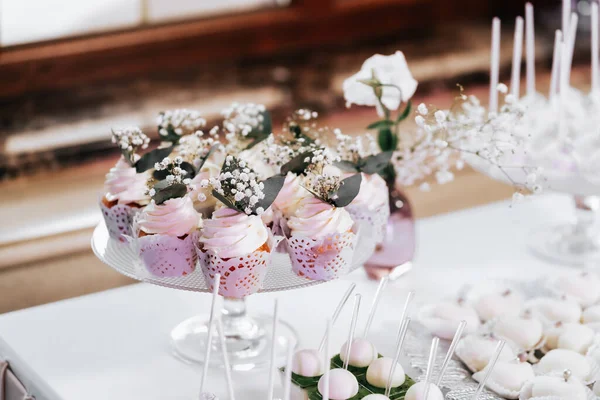 Tatlı Keki okaliptüs ve çiçeklerle boyanmış bir tezgahta düğün şekeri şeklinde.