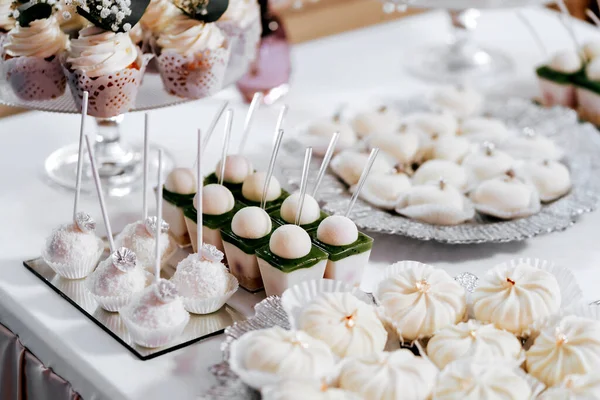 Ekşi kremayla kaplı kibrit ve ahududu dolgulu sünger kek. Kare kek ve taze böğürtlen.