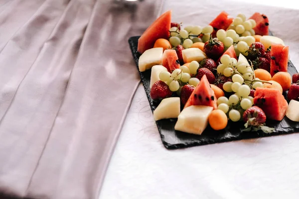 Plato Frutas Postre Sandía Fresa Uvas Melón Albaricoque Sobre Tablero — Foto de Stock