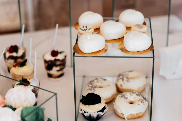 Pastel Esponja Con Matcha Relleno Frambuesa Cubierto Con Crema Agria — Foto de Stock