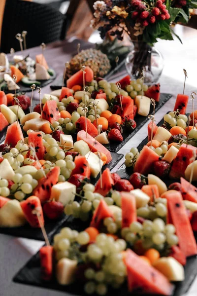 Plato Frutas Postre Sandía Fresa Uvas Melón Albaricoque Sobre Tablero — Foto de Stock