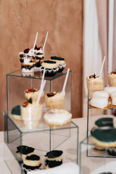 Pastel Esponja Con Matcha Relleno Frambuesa Cubierto Con Crema Agria — Foto de Stock