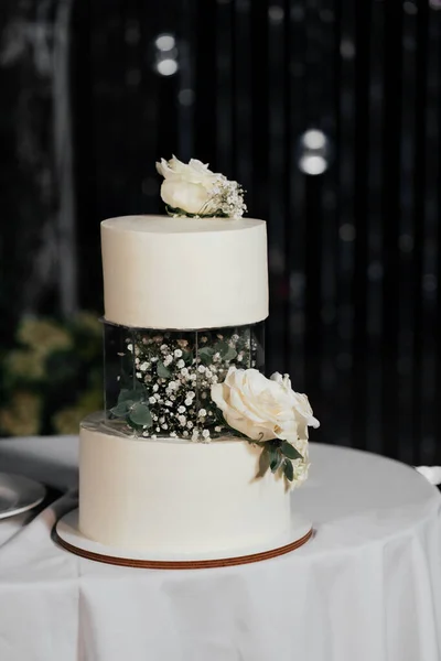 Bolo Casamento Bolo Cor Leitosa Com Uma Bela Decoração Vidro — Fotografia de Stock