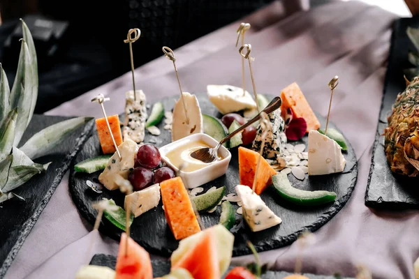 Peynir tabağı Mavi peynir, peynir, peynir, dorblu, badem, düğün günü Hollanda peyniri.