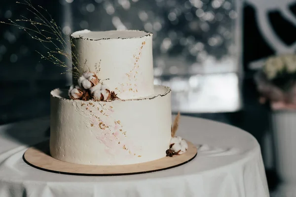 Bolo Casamento Bolo Cor Leite Decorado Com Contas Algodão Folha — Fotografia de Stock