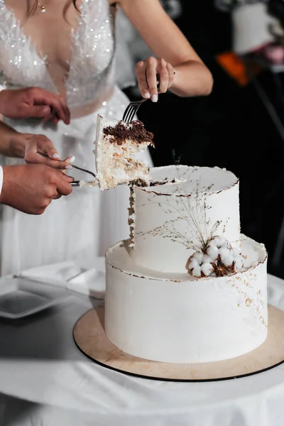 Eine Hochzeitstorte Milchfarbener Kuchen Mit Baumwollperlen Und Blattgold Auf Dunklem — Stockfoto