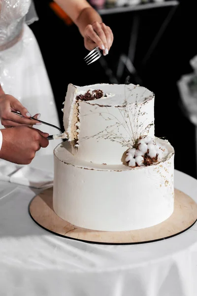 Eine Hochzeitstorte Milchfarbener Kuchen Mit Baumwollperlen Und Blattgold Auf Dunklem — Stockfoto