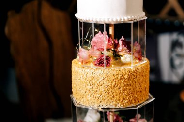 Düğün pastası. Üç katlı. Çiçekli beyaz altın.