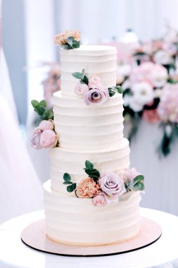 Büyük düğün pastası. Zemin kat. Çiçekli beyaz krema.