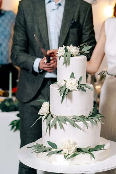 结婚蛋糕白色的三层深色背景 白色的玫瑰 — 图库照片