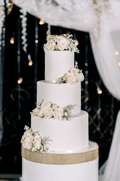 Bolo Casamento Branco Três Camadas Fundo Escuro Com Rosas Brancas — Fotografia de Stock