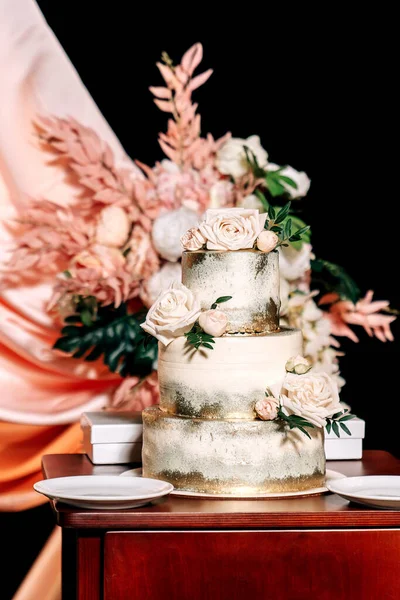 Hochzeitstorte Drei Etagen Weißgold Blumen Rosen Und Stehen Dunklen Hintergrund — Stockfoto