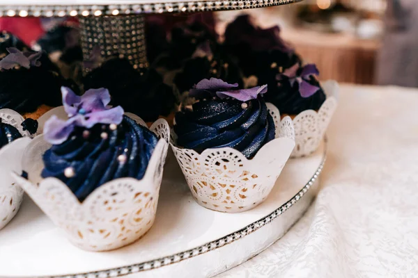 cupcakes wedding blueberries wedding sweets sweet table