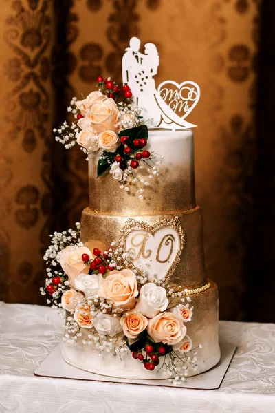 Γαμήλια Τούρτα Τριών Βαθμίδων Λευκό Χρυσό Λουλούδια Τριαντάφυλλα Και Σταθεί — Φωτογραφία Αρχείου