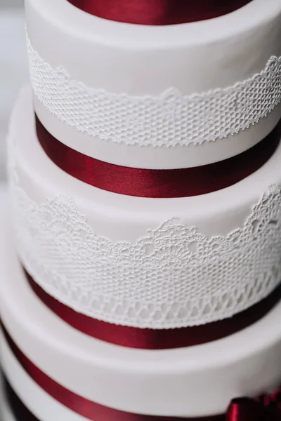 Hochzeitstorte Weiße Sahne Mastix Vier Etagen Mit Roten Schleifen Schleife — Stockfoto