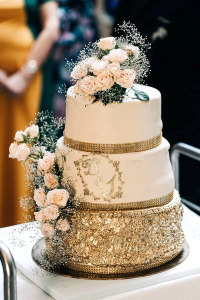 Bolo Casamento Três Camadas Ouro Branco Com Flores Rosas Stand — Fotografia de Stock