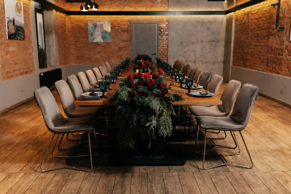Loft Style Restaurant Long Table Served Glasses Plates Warm Lighting — Foto de Stock