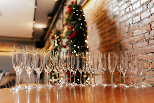 Şarap için boş bardaklar, çatı katındaki bir restoranda yeni yıl masasında şampanya
