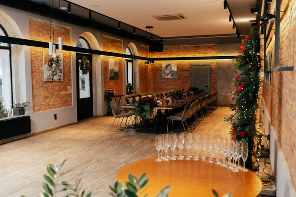 Şarap için boş bardaklar, çatı katındaki bir restoranda yeni yıl masasında şampanya