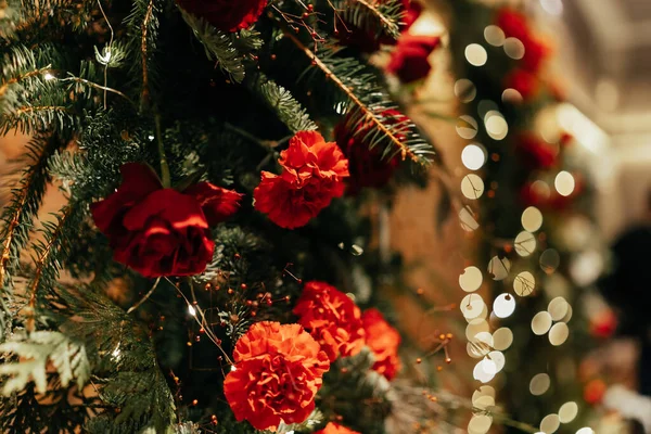 Kırmızı güller ve karanfil karışımı kozalaklı bir restoran.