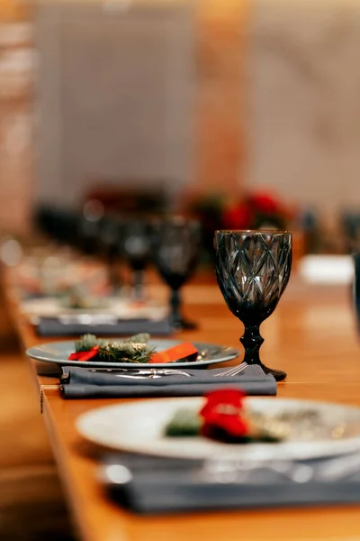 Loft Style Restaurant Long Table Served Glasses Plates Warm Lighting — Foto de Stock