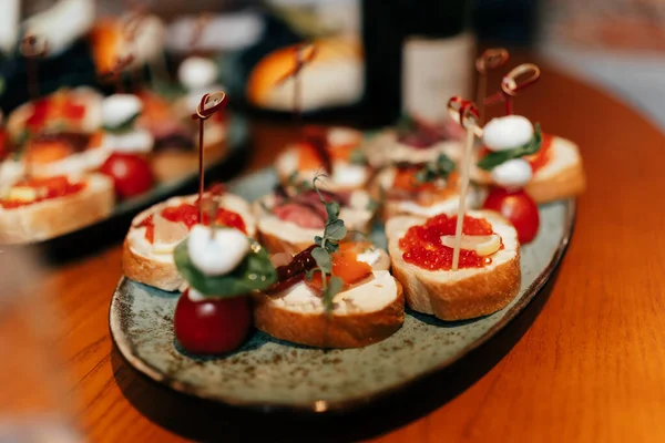 Sándwiches Con Caviar Rojo Pescado Rojo Encuentran Mesa Vacaciones Fondo — Foto de Stock