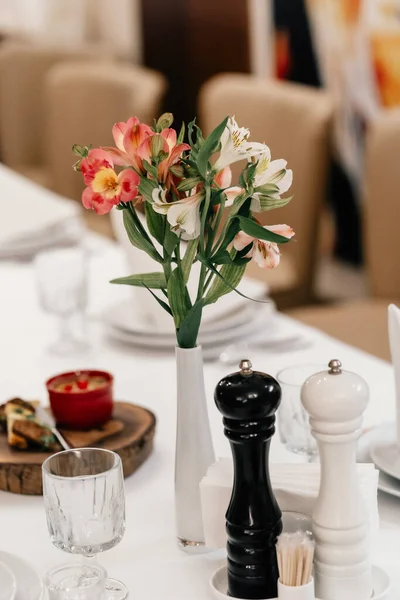 Sobre Una Mesa Boda Con Mantel Blanco Hay Lirios Jarrón — Foto de Stock