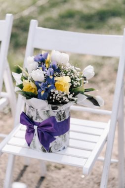 Güzel bir düğün buketi nergisli, süsenli, laleli büyük mor bir silindir.