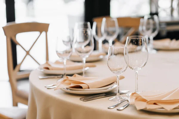 Copos Vinho Primeiro Plano Jantar Gala Banquete Casamento Cadeiras Mesa — Fotografia de Stock