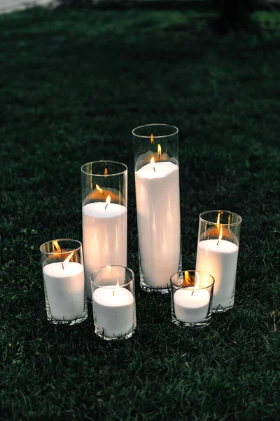 Candele Decorative Accese Sull Erba Sono Candele Che Bruciano Cilindri — Foto Stock