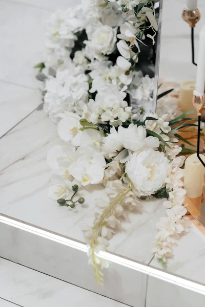 Düğün dekoru. Çiçekler, güller, okaliptüsler, papatya orkideleri. Tatil masasını süsleyen bir bukete dizilmiş.