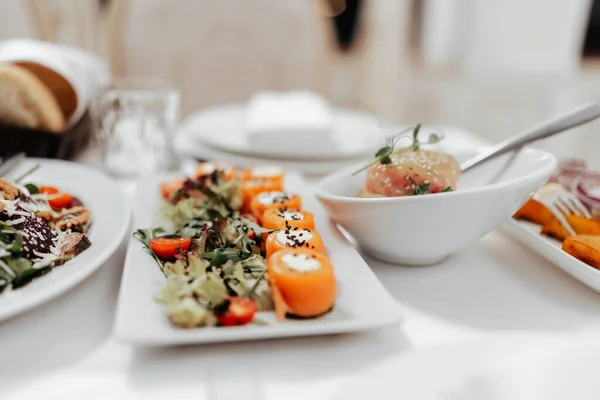 Aperitivo Mesa Fría Plato Pescado Rojo Mesa Con Ensaladas Verduras — Foto de Stock