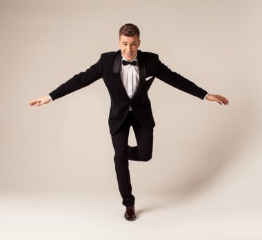 adam siyah smokin içinde