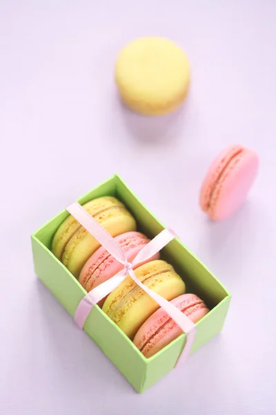 Gelbe und rosa Macarons — Stockfoto