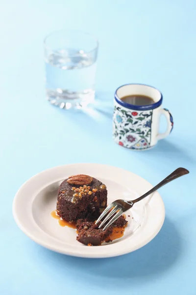 Brownie de chocolate con salsa de caramelo — Foto de Stock