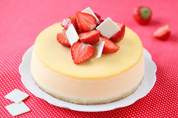 Vanilyalı, çilekli cheesecake