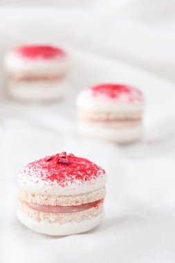Ahududu ve gül suyu macarons.