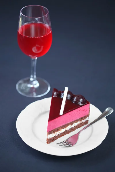 Pedaço de bolo de mousse de cereja de chocolate — Fotografia de Stock