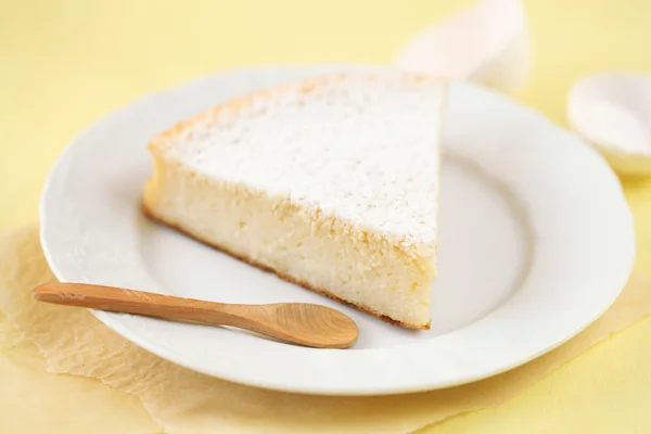 Pedaço de doce bolo de leite de açúcar — Fotografia de Stock